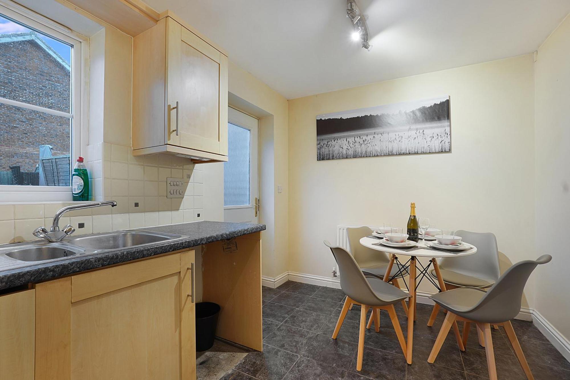 Comfortable Stylish Townhouse In Ashford Sleeps 5 Netflix 2 Parking Spaces Perfect For Contractors And Families Exteriér fotografie