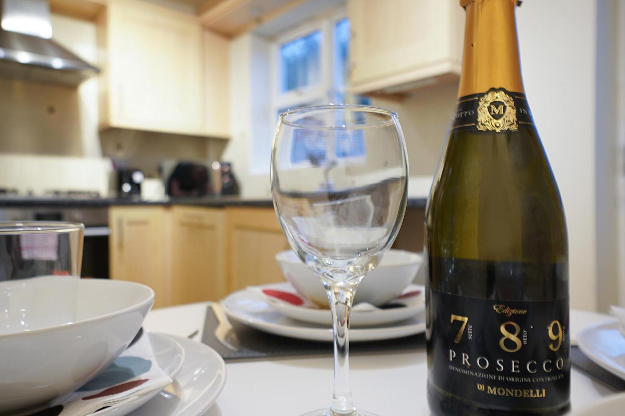 Comfortable Stylish Townhouse In Ashford Sleeps 5 Netflix 2 Parking Spaces Perfect For Contractors And Families Exteriér fotografie